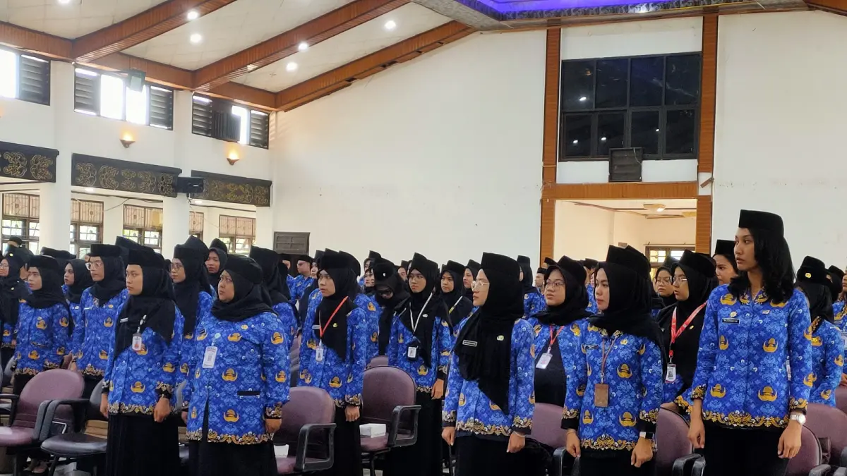 Ratusan PNS Kotim formasi tahun 2024 saat acara pengambilan sumpah/janji jabatan, Rabu (1/4).(yuni/radarsampit)