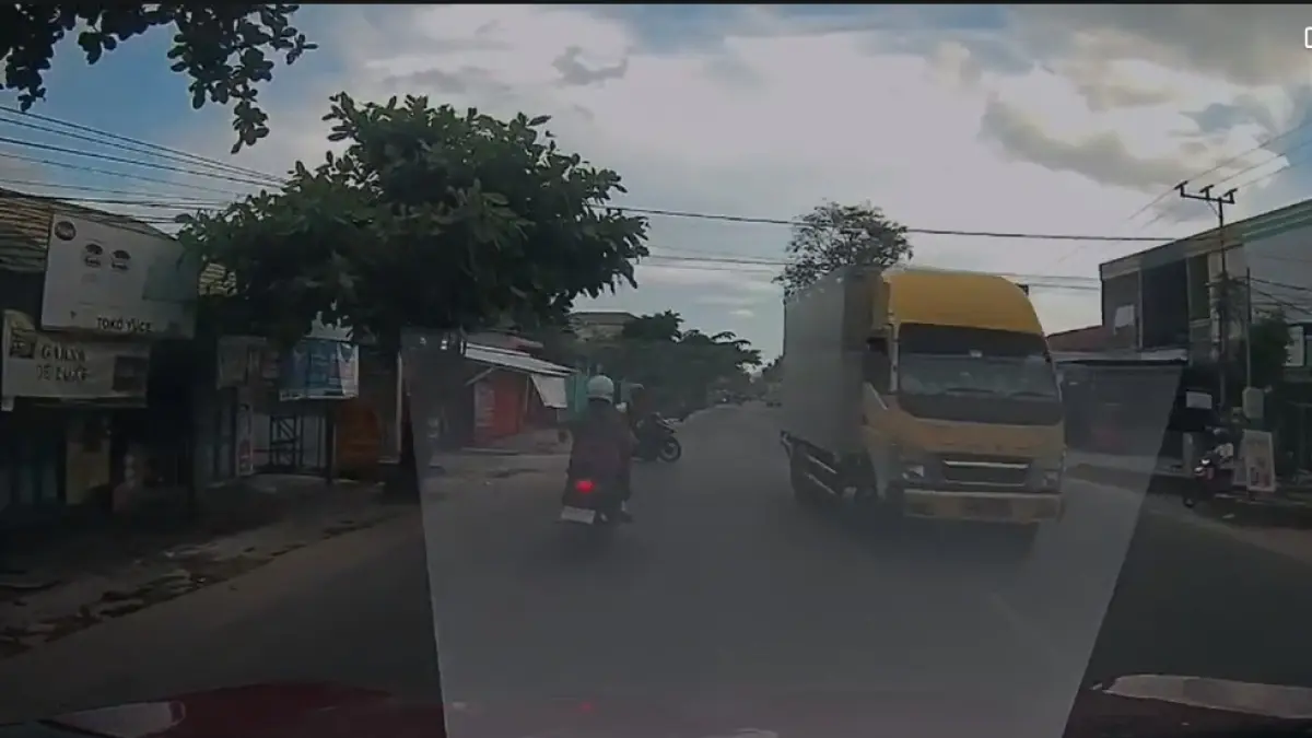 Sebuah kendaraan roda empat jenis truk boks berpelat nomor KH 8817 FI melaju ugal-ugalan di Jalan Kapten Mulyono, Sampit, Rabu (1/4/2026) sekitar pukul 15.55 WIB. (warga/radar sampit)