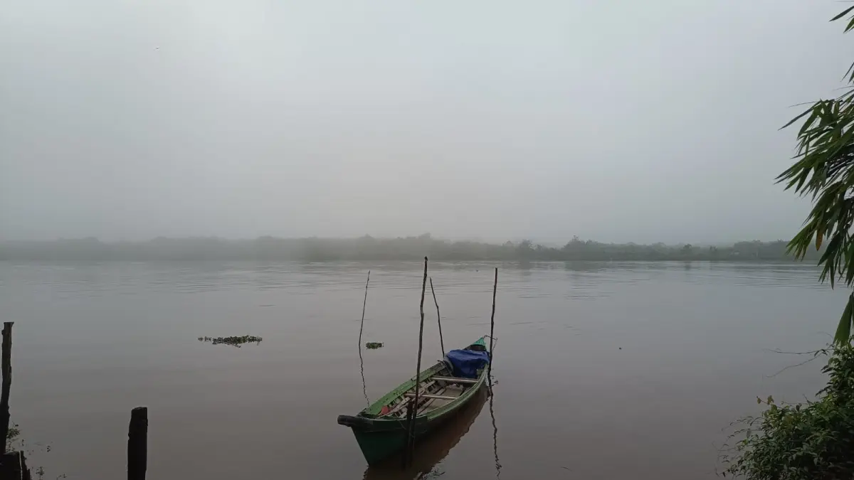 Suasana di tepi Sungai Mentaya saat kabut turun membatasi jarak pandang, Rabu (1/4/2026). (Usay Nor Rahmad/Radar Sampit)
