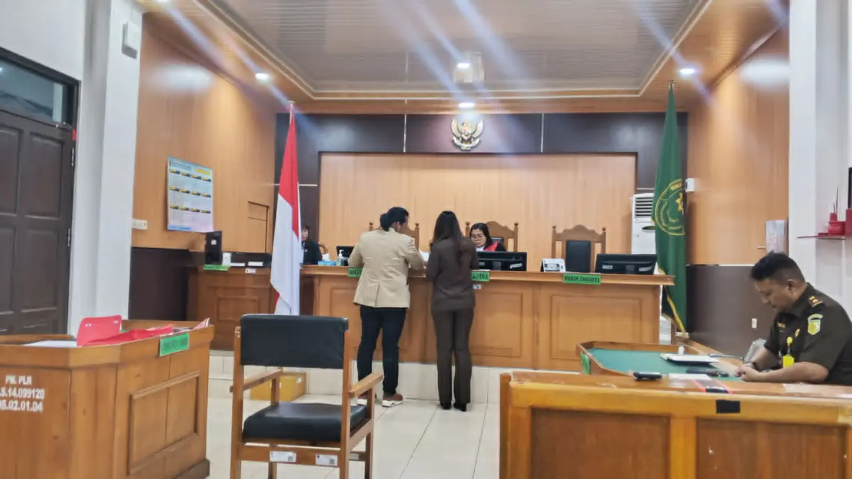 Suasana sidang praperadilan di Pengadilan Negeri Palangka Raya, Senin (30/3), mempersoalkan keabsahan dokumen sitaan yang dijadikan barang bukti.Dodi/radarsampit