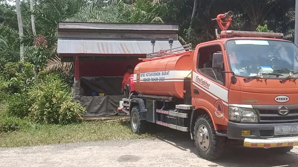 Suplai air bersih di Desa Natai Baru, Kecamatan Arut Selatan, Kabupaten Kotawaringin Barat yang terdampak kekeringan ekstrem, Sabtu 28 Maret 2026.  Foto: BPBD Kobar 
