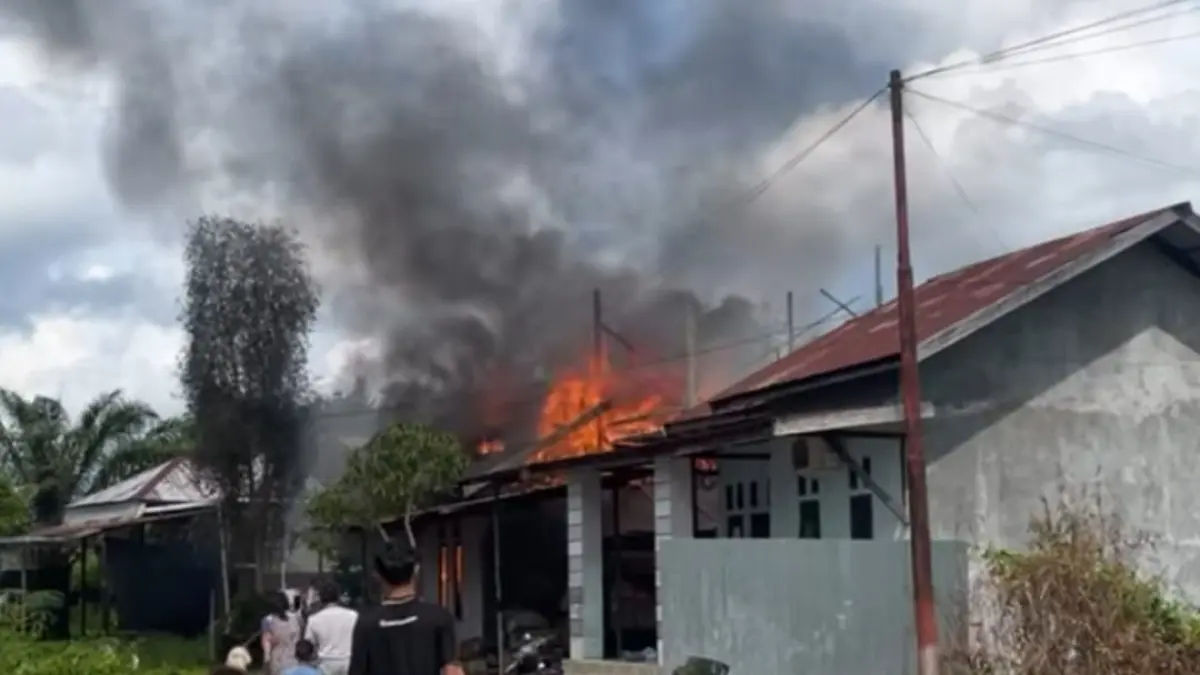 Tangkapan layar video kiriman warga, Kebakaran bangunan milik warga di Jalan Kembali 5, Gang Mukri, Kecamatan Mentawa Baru Ketapang, Selasa (31/3/2026) sekitar pukul 13.40 WIB (warga/radar sampit)