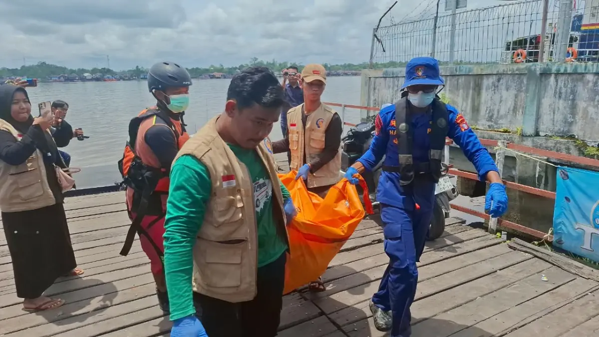 Tim gabungan Ditpolairud Polda Kalteng dan SAR, mengevakuasi sesosok jenazah yang diduga kuat merupakan korban hilang di dermaga PT NDS, Desa Tanah Mas, Kecamatan Baamang, Sampit.