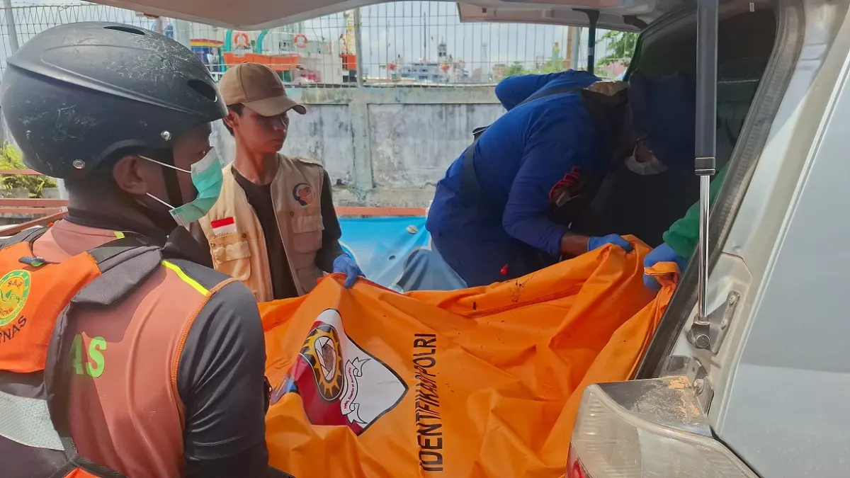 Tim SAR saat mengevakuasi sesosok mayat dari perairan Sungai Mentaya, sekitar Kecamatan Seranau, Selasa (31/3).fahry/radarsampit