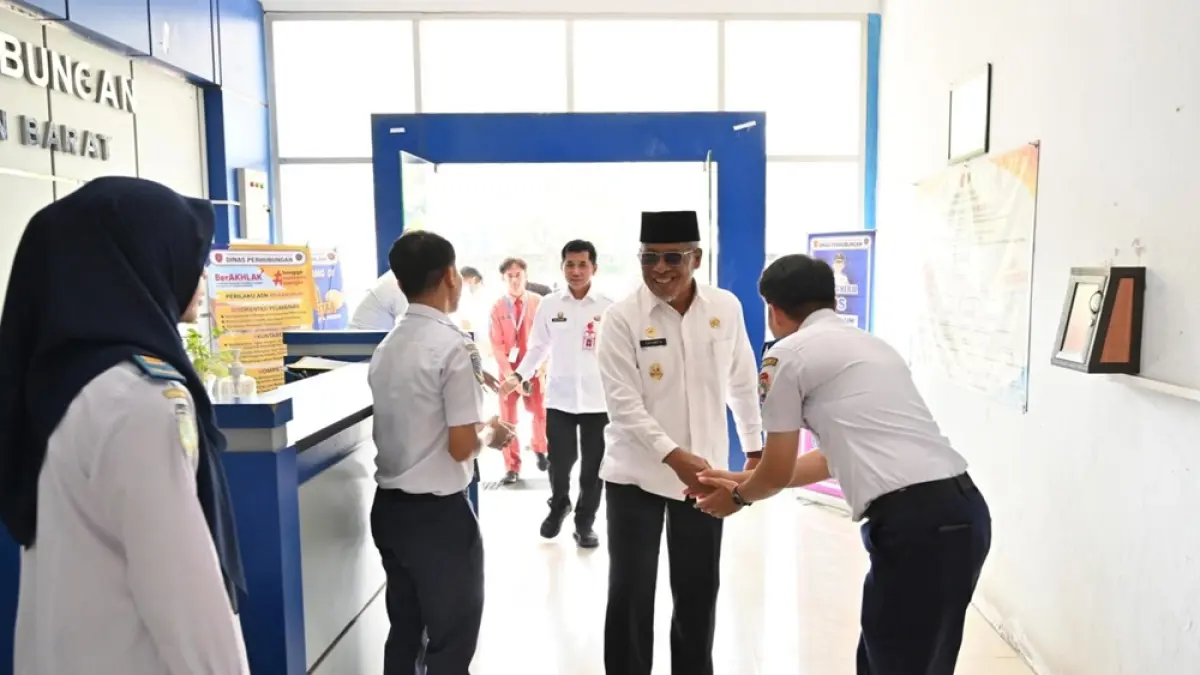 Wakil Bupati Kotawaringin Barat inspeksi di Dinas Perhubungan usai libur Lebaran. (Prokom/Radar Sampit)
