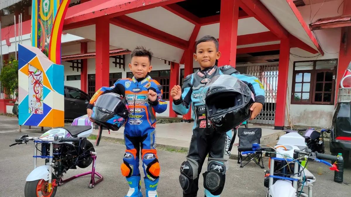 Abimanyu (kanan) dan Azka (kiri) dua pembalap cilik asal Kotim.(yuni/radarsampit)