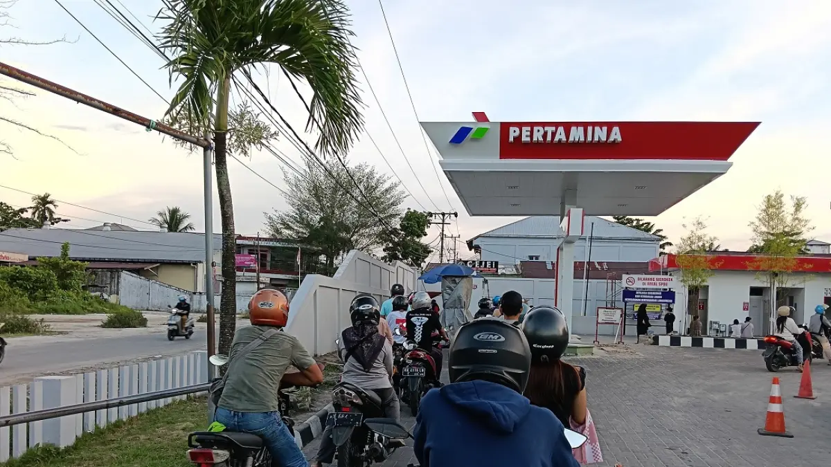 Antrean BBM di salah satu SPBU di Kota Sampit, Rabu (1/4). (yuni pratiwi iskandar/radar sampit)


&nbsp;