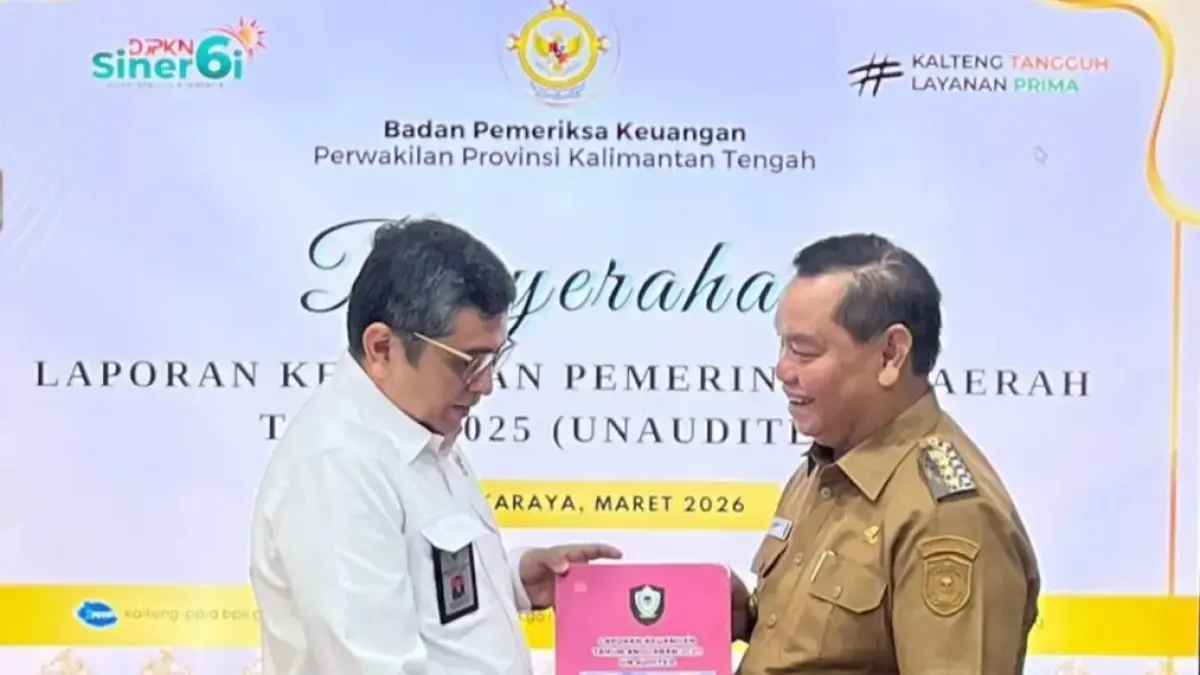 Bupati Kotim Halikinnor saat menyerahkan LKPD tahun 2025 kepada BPK Perwakilan Kalteng, baru-baru ini.(istimewa/prokopimkotim)