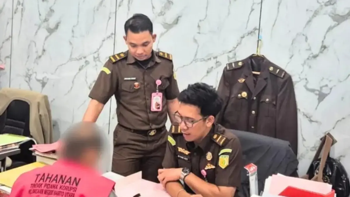 Kejaksaan Negeri Barito Utara menyelesaikan tahap penyerahan tersangka dan barang bukti dalam perkara dugaan korupsi dana desa yang menjerat mantan Kepala Desa Mampuak I. (HUMAS)