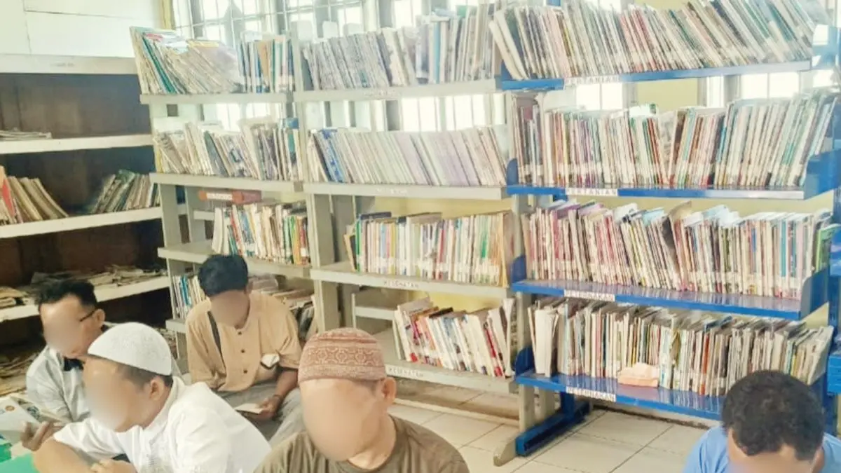 LITERASI: WBP Lapas Kelas IIB Sampit Sampit membaca koleksi buku, Selasa (31/3/2026). FOTO: LAPAS SAMPIT/RADAR SAMPIT 