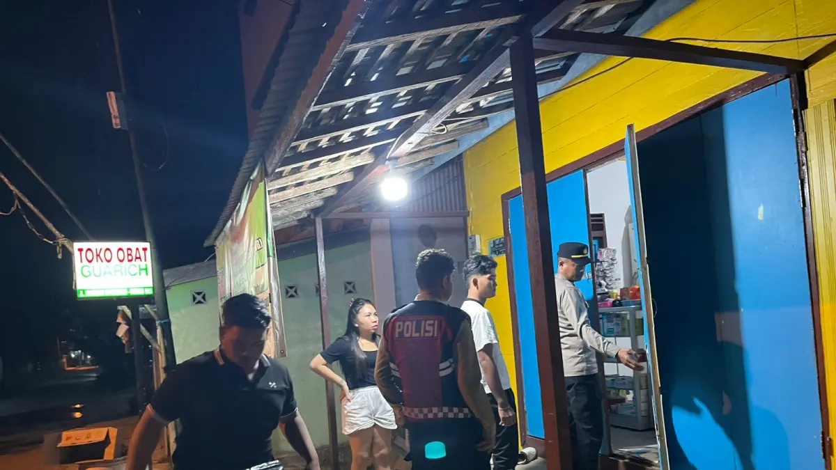 MENDATANGI : Tim Piket Pamapta Polres Gumas ketika mendatangi toko obat yang hampir dibobol maling, di Jalan Sangkurun, Sabtu (29/3) dini hari. HUMAS POLRES&nbsp;GUNUNG&nbsp;MAS&nbsp;FOR RADAR SAMPIT