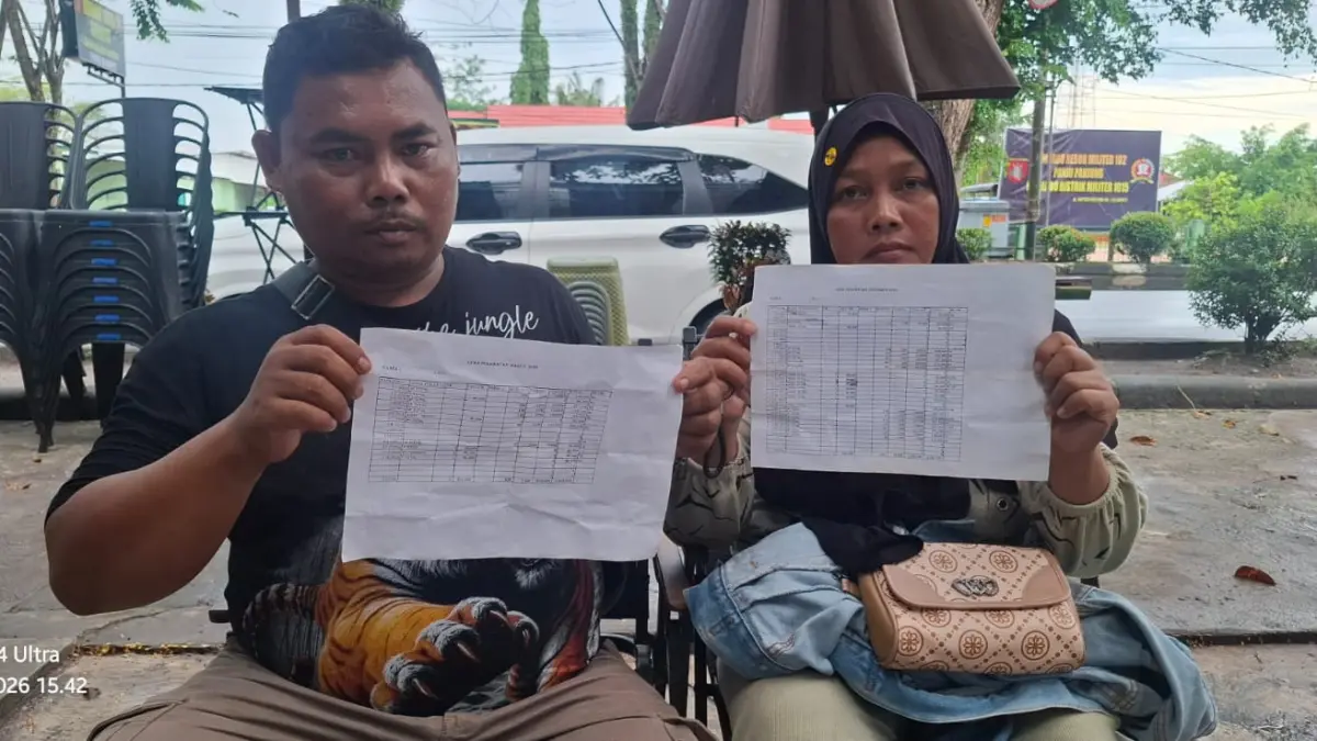 MENGADU: Hakim (kiri) dan Lisa (kanan) mengadukan kondisi kerja yang mereka alami di kebun sawit Cempaga Hulu, termasuk upah rendah dan tidak adanya jaminan BPJS ketenagakerjaan. (rado/radar sampit)