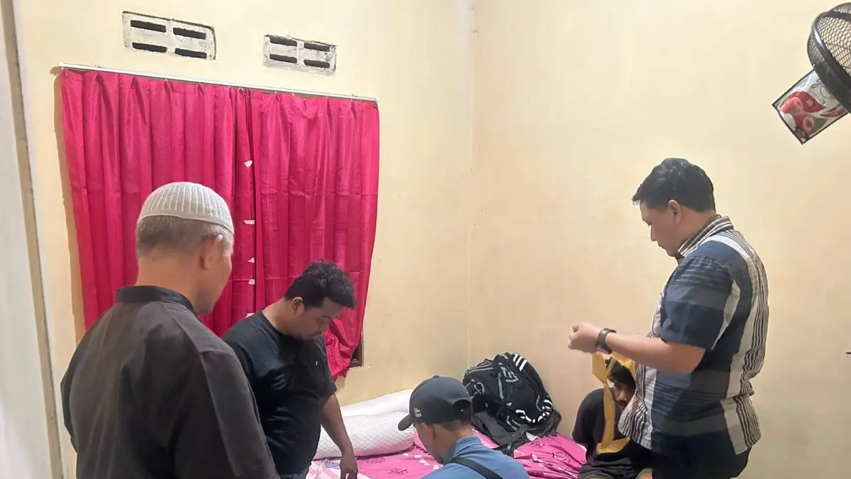 NARKOBA: Tim Unit Reskrim Polsek Ketapang saat menggeledah kediaman MK di Perumahan Wengga Agung, Sampit, Selasa (31/3/2026) lalu. FOTO: POLRES KOTIM/RADAR SAMPIT