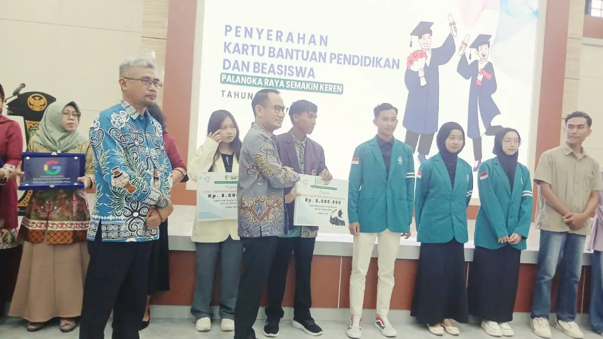 PENDIDIKAN : Wali Kota Palangka Raya, Fairid Naparin didampingi Plt. Kepala Disdik Palangka Raya, Jayani melakukan penyerahan beasiswa di Aula Hapakat Jaya, Disdik Palangka Raya, Kamis (2/4/2026). FOTO: DODI/RADAR SAMPIT