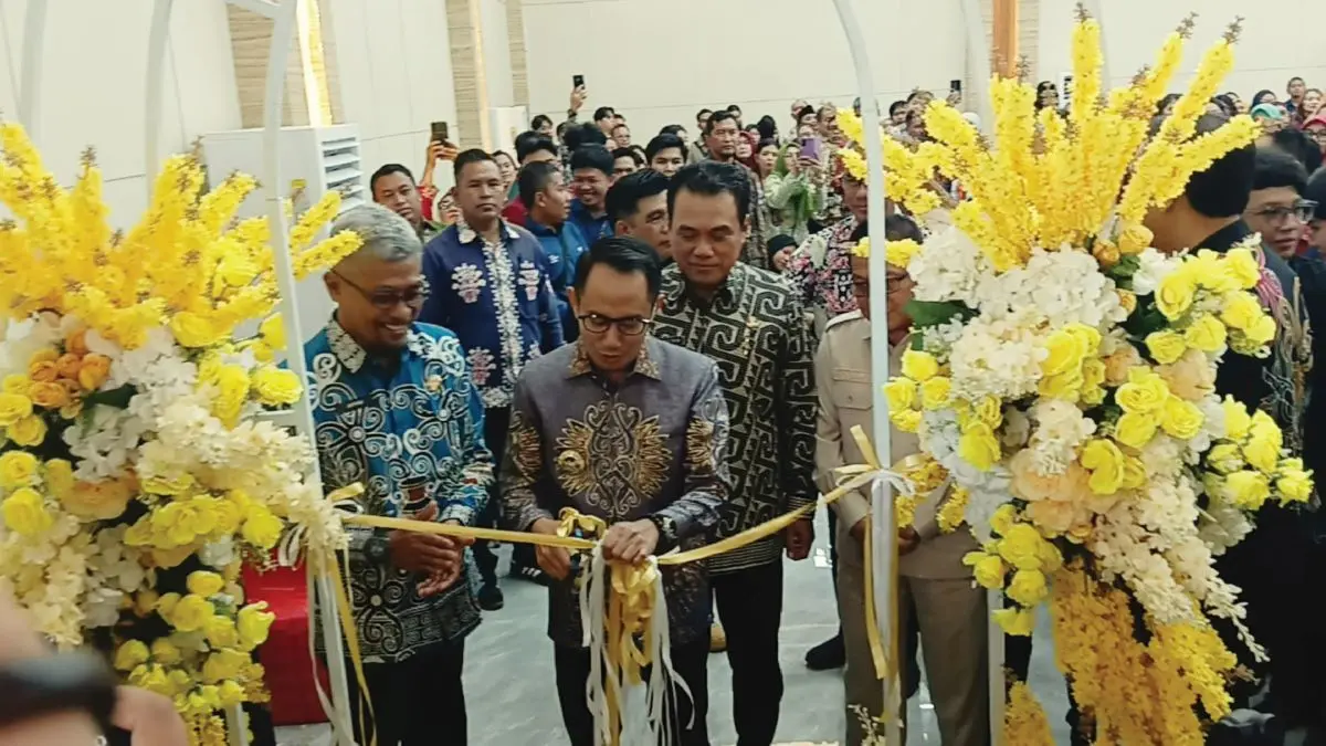 PERESMIAN : Wali Kota Palangka Raya, Fairid Naparin melakukan prosesi pemotongan pita, menandai dimulainya pemanfaatan aula Disdik Palangka Raya. FOTO: DODI/RADAR SAMPIT