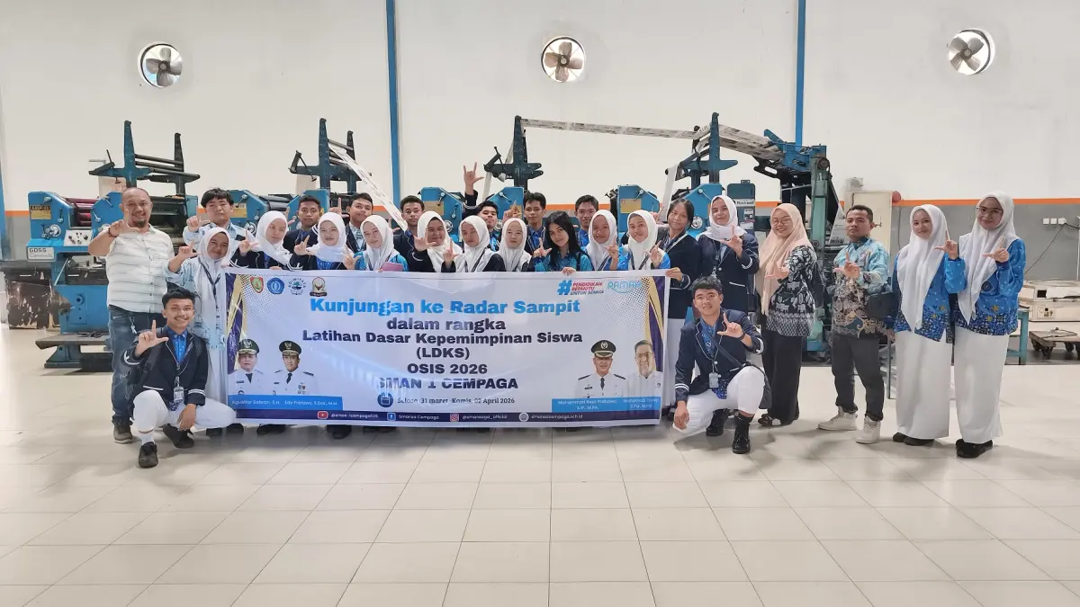 Sejumlah pelajar SMAN 1 Cempaga didampingi beberapa pengajar saat di mesin percetakan Radar Sampit, Kamis (2/4).(istimewa/dany)
