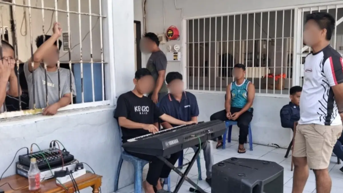 Sejumlah warga binaan di Lapas Kelas IIB Sampit saat bermain musik dan bernyanyi, Rabu (1/4).(istimewa/lapas kelas IIB Sampit)