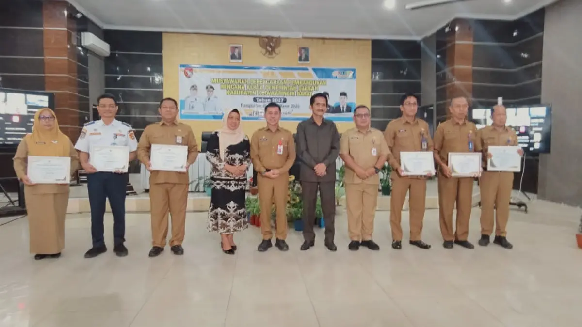 Sekretaris Daerah Kotawaringin Barat didampingi Ketua DPRD Kobar saat menyerahkan penghargaan kepada perangkat daerah. (syamsudin/radar sampit)&nbsp;
