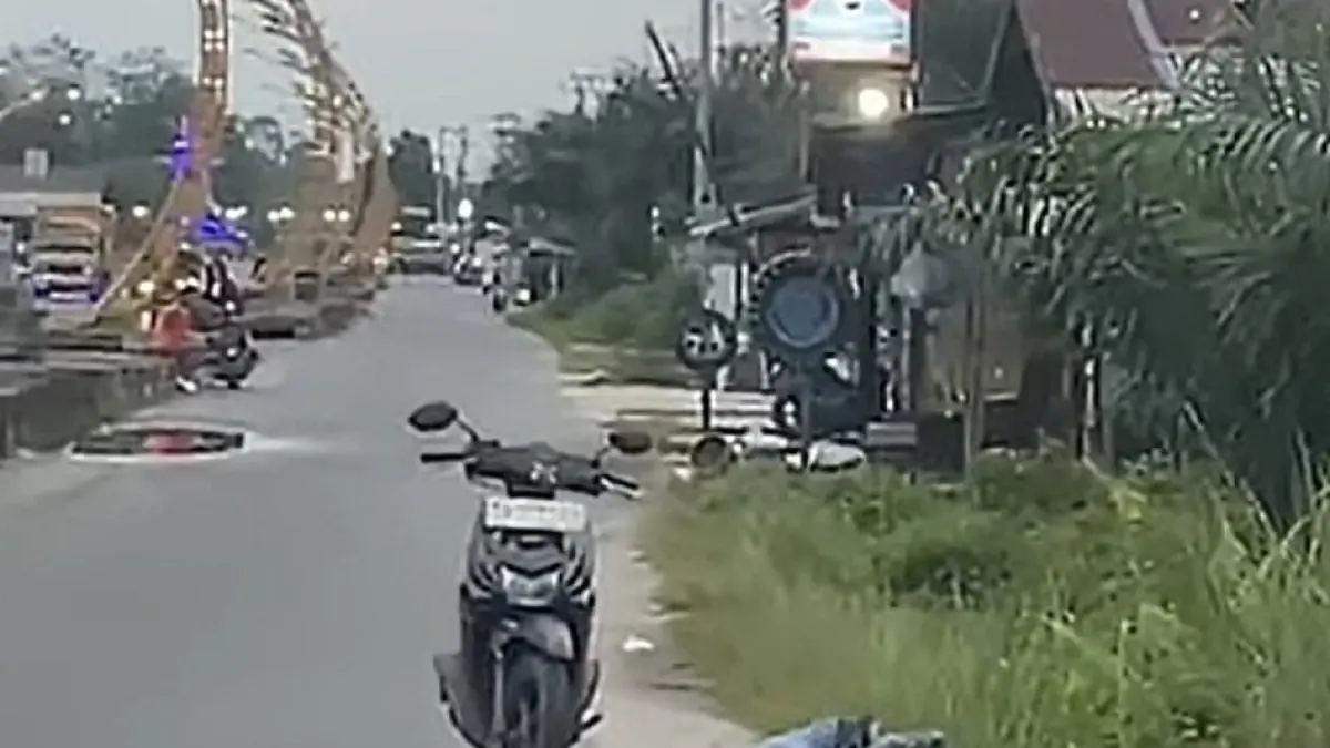 Seorang pria ditemukan tergeletak di samping sepeda motor di sekitar Terowongan Nur Mentaya, Jalan Tjilik Riwut Sampit, Kamis sore (2/4/2026).&nbsp;