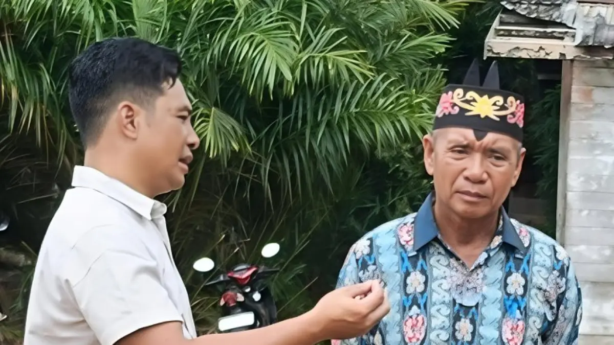 Anggota Komisi III DPRD Kabupaten Gumas Herda (kiri) berbincang dengan Damang Kepala Adat Kecamatan Rungan Kuling, belum lama ini. (foto: herda)