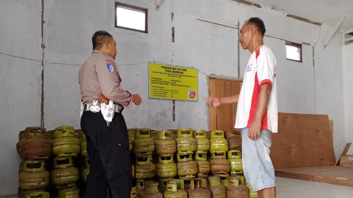 Bhabinkamtibmas Madurejo saat mendatangi Pangkalan gas elpiji subsidi 3 kilogram Tiga Berkah di Jalan Malijo, Kelurahan Madurejo, Kecamatan Arsel,  (Pangkalan Bun) Kabupaten Kobar belum lama ini.(istimewa/Polsek Arsel)
