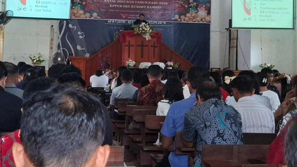 Dalam suasana khidmat, jemaat menghayati makna pengorbanan Yesus Kristus sebagai bagian dari rangkaian perayaan Paskah, mulai dari Kamis Putih hingga puncaknya pada Minggu kebangkitan.