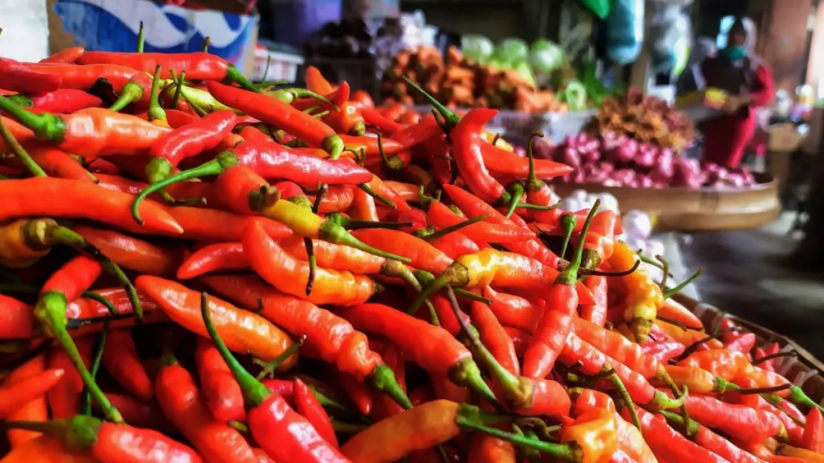 Kios penjual bahan kebutuhan pokok termasuk cabai di Pusat Perbelanjaan Mentaya Sampit. (Dok. Oes/Radar Sampit)