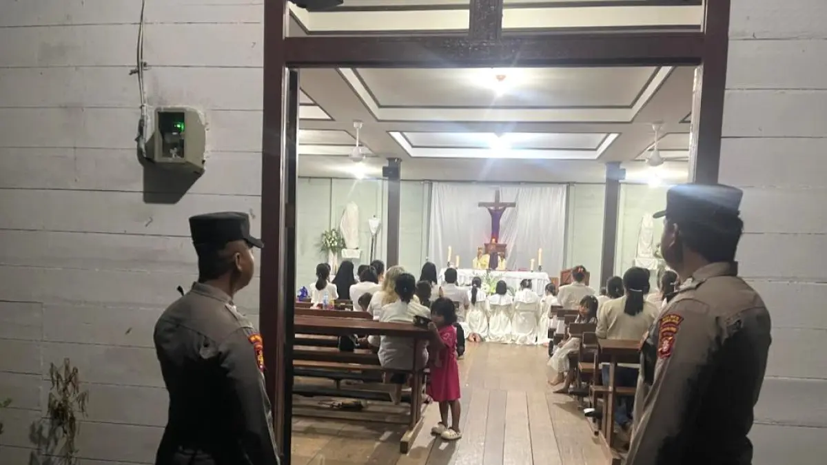 PENGAMANAN : Suasana pengamanan rangkaian ibadah Paskah tahun 2026 di sejumlah gereja dalam Kota Kuala Kurun, Kabupaten Gunung Mas, Kamis (2/4/2026) malam. FOTO : HUMAS POLRES GUMAS/RADAR SAMPIT