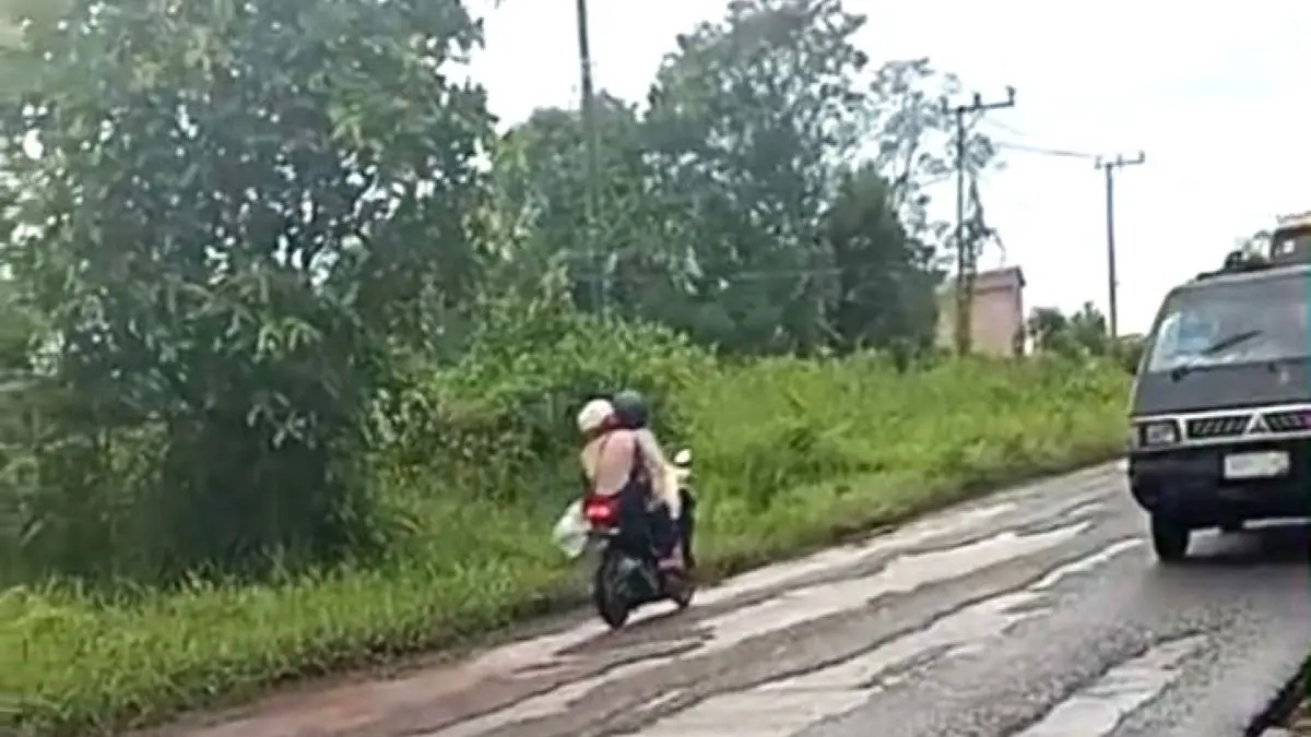 RUSAK: Jalan HM Arsyad Desa Bapeang, rusak aspal mengelupas, pengendara harus ekstra hati-hati ketika melintas. FOTO: IST/RADAR SAMPIT 