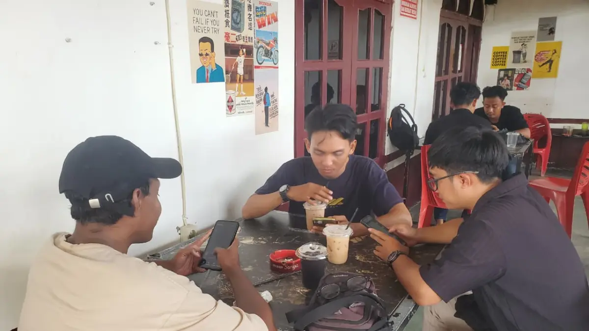 Sejumlah anak muda di Sampit, tampak menikmati sajian kopi di salah satu kafe di Sampit. (Usay Nor Rahmad/Radar Sampit)