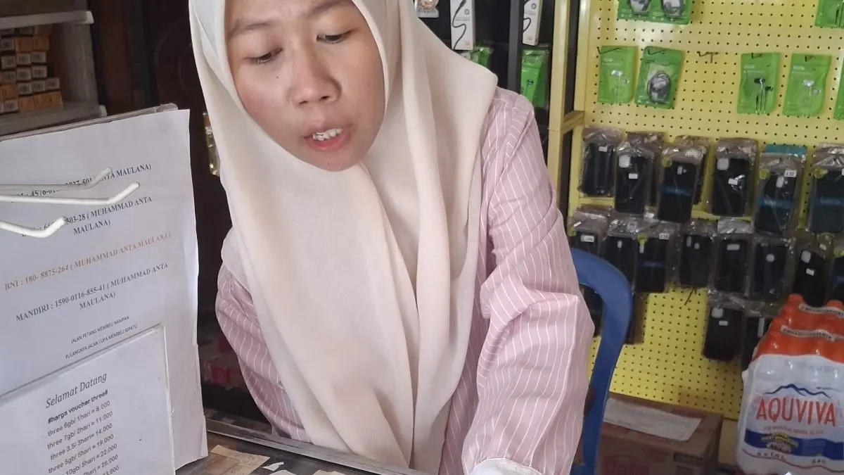 WASPADA UANG PALSU : Warga menunjukkan uang pecahan Rp 50 ribu yang diduga palsu, Jumat (3/4/2026). FOTO: FAHRY/RADAR SAMPIT