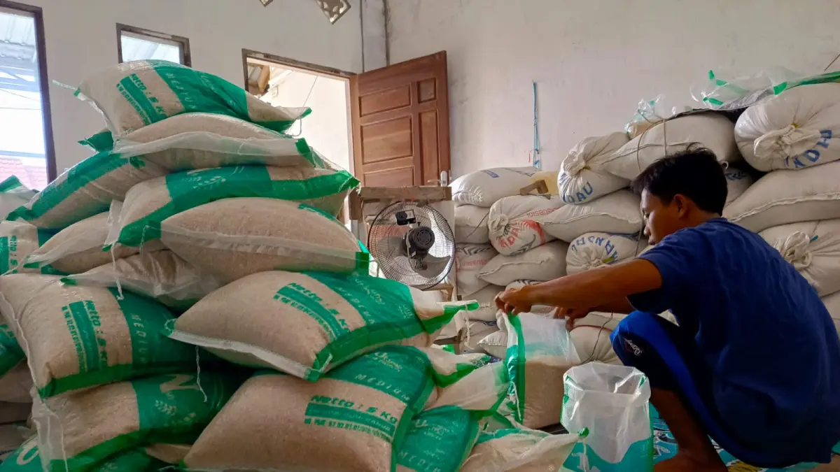 HARGA NAIK: Proses pengepakan beras ke dalam kemasan sebelum didistribusikan ke toko-toko dan warung. (warga/radar sampit)