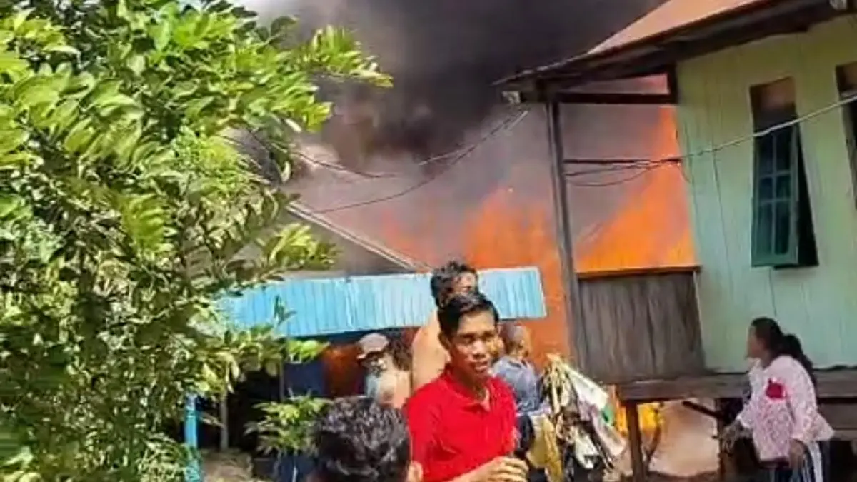 Kebakaran terjadi di kawasan Jalan Lesa, Parenggean, Sabtu (4/4/2026) (warga/radar sampit)