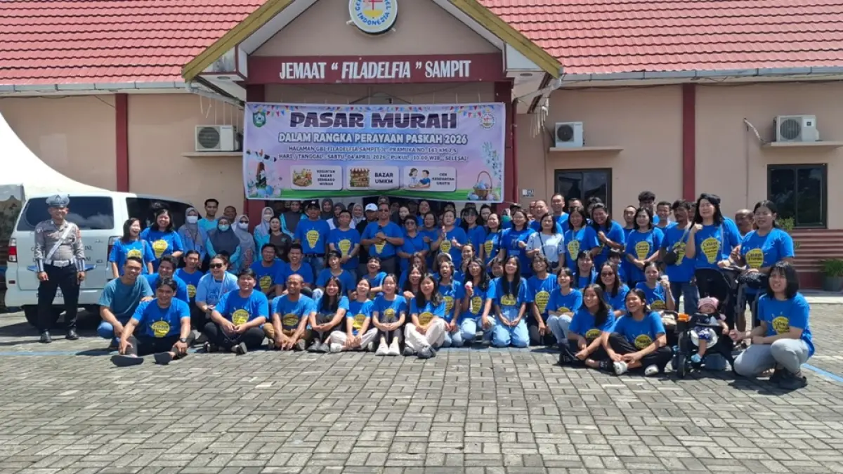 Kebersamaan panitia dan warga dalam foto bersama di depan GBI Filadelfia Sampit, Sabtu (4/4/2026), usai kegiatan berbagi kasih melalui pasar murah, layanan kesehatan gratis, dan bazar UMKM. (Rado/Radar Sampit)