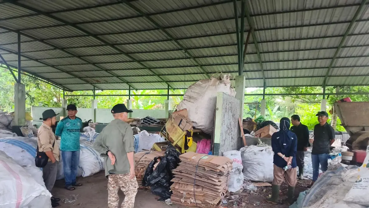 Kepala DLH Kotim Marjuki saat mendampingi tim dari KLH dalam memantau pengollan sampah di Kotim. (DLH Kotim/Radar Sampit)
