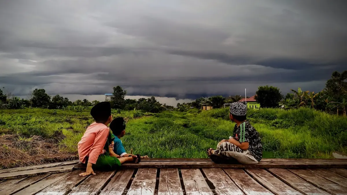 MENDUNG: Cuaca mendung menjelang hujan di Kotawaringin Timur (Dok.Oes/Radar Sampit)