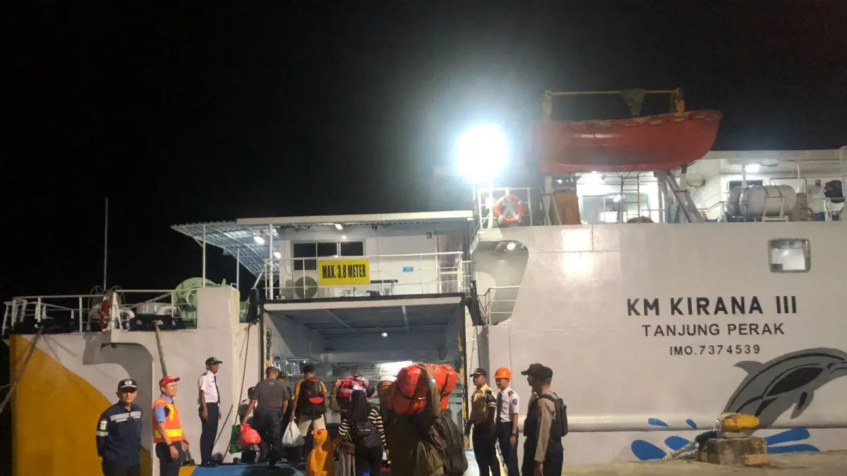 Petugas Kepolisian saat bersiaga di kawasan Pelabuhan Pelindo, Sampit, Sabtu (4/4) dini hari. (polres/radar sampit)