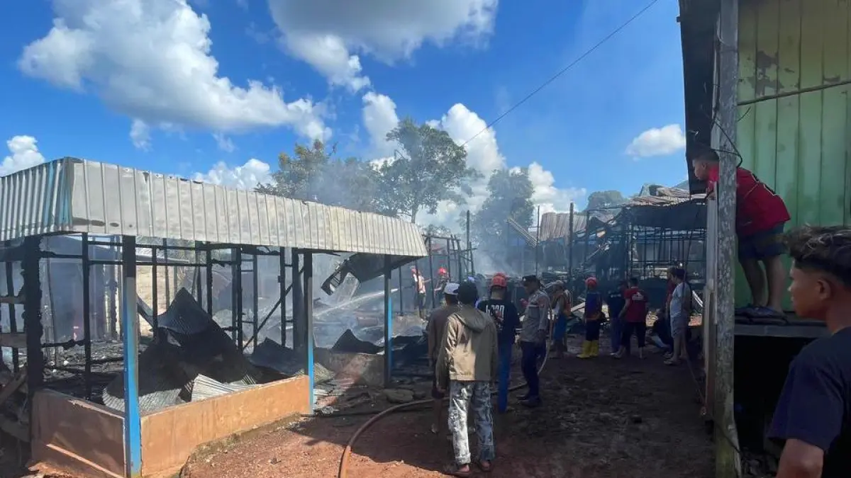 Puing-puing rumah warga yang menjadi korban kebakaran di &nbsp;Jalan Lesa, Kecamatan Parenggean, Kabupaten Kotawaringin Timur, Sabtu (4/4/2026). (Disdamkarmat Kotim)&nbsp;