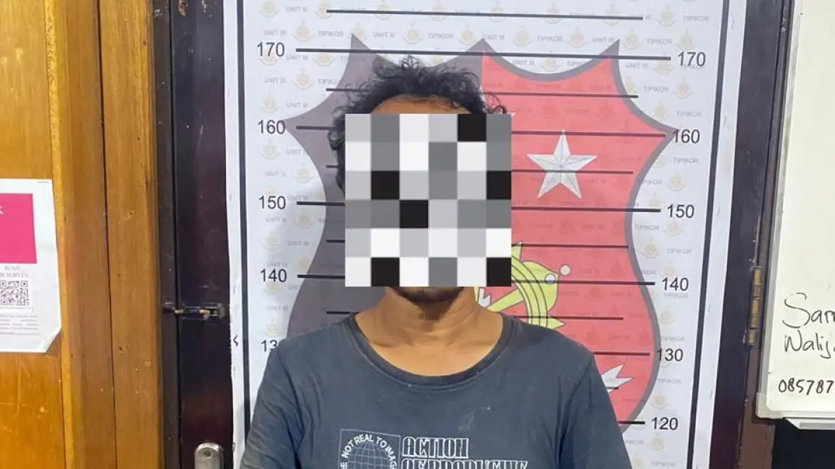 SM, pria berusia 47 tahun saat menjalani pemeriksaan di Kantor Polisi karena mencuri buah sawit milik perusahaan. (polres/radar sampit)