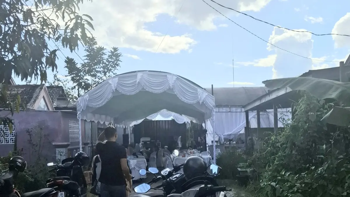 TERKENDALI: Suasana hajatan di Jalan Tidar Raya II, Baamang, Sampit, berjalan normal setelah kain tenda terbakar, Sabtu (4/4) siang.&nbsp;FAHRY/RADAR SAMPIT