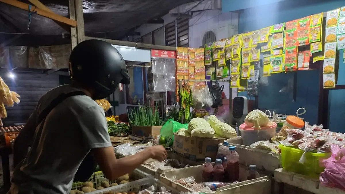 Aktivitas penjual bahan makanan pokok di Pasar Sayur dan Ikan Kuala Pembuang, baru-baru tadi.(rifani/radarsampit)