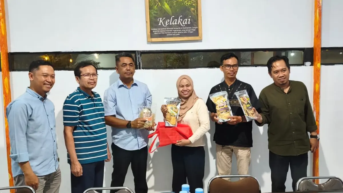 BUAH TANGAN: Penyerahan buah tangan dari produk UMKM binaan PT Indotruba Tengah (Minamas Plantation Grup) kepada Ketua PWI Kotim. (dok. Minamas)
