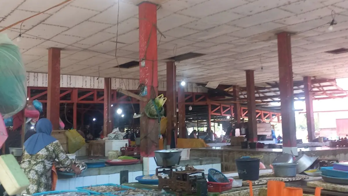 HARGA NAIK: Pasar SAIK di Kuala Pembuang, Harga Udang Naik Karena Cuaca Buruk. (Rifani/Radar Sampit)