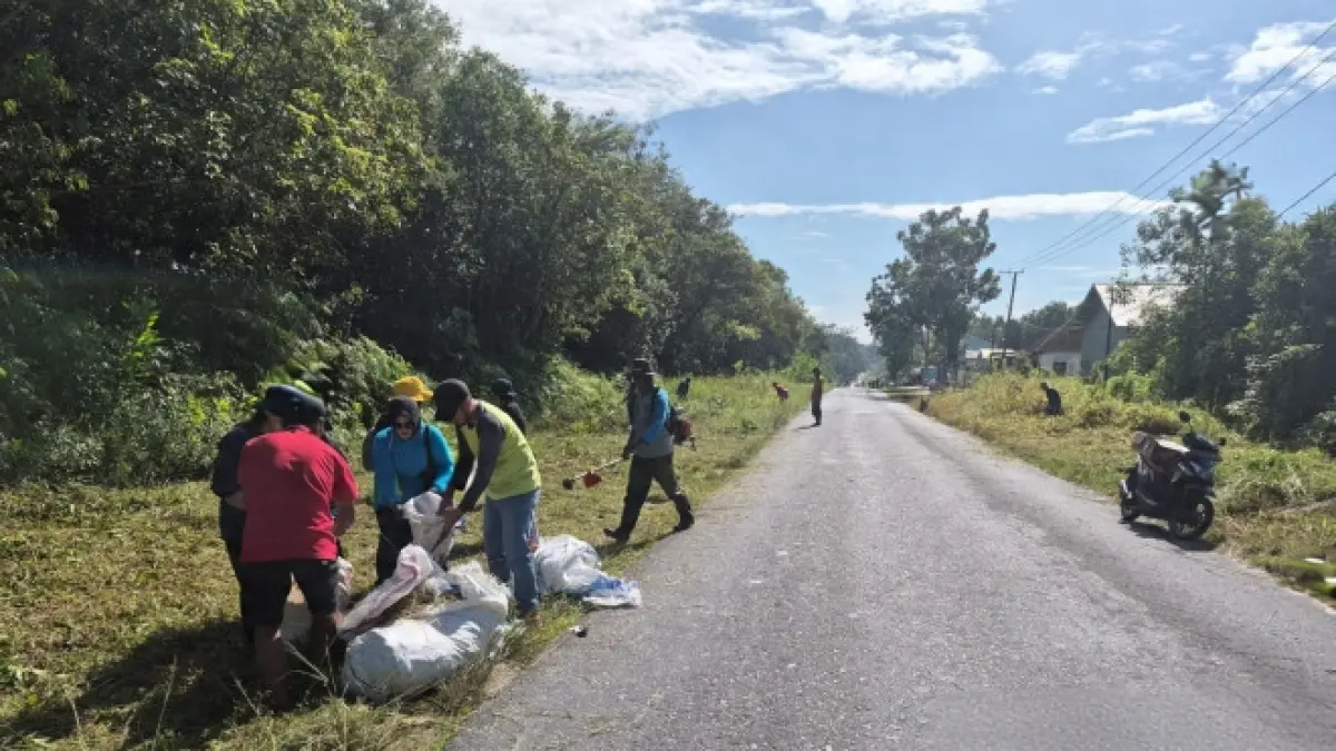 Implementasi Gerakan Indonesia ASRI (Aman, Sehat, Resik, dan Indah) melalui gotong royong terpadu di Jalan Topar, Desa Pasir Panjang, Kecamatan Arut Selatan, Sabtu (4/4). (foto: Dok. DLH Kobar)