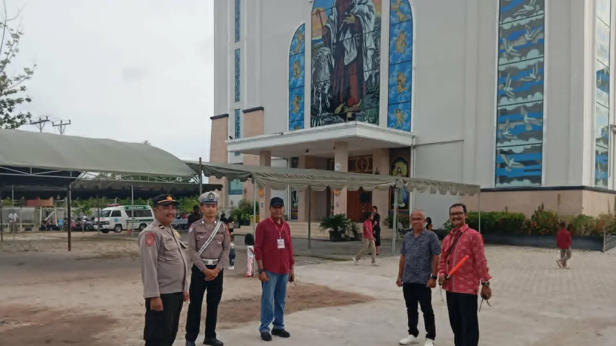 Personel Kepolisian Polresta Palangka Raya melakukan pengamanan dan penjagaan di gereja di Kota Palangka Raya.(istimewa)