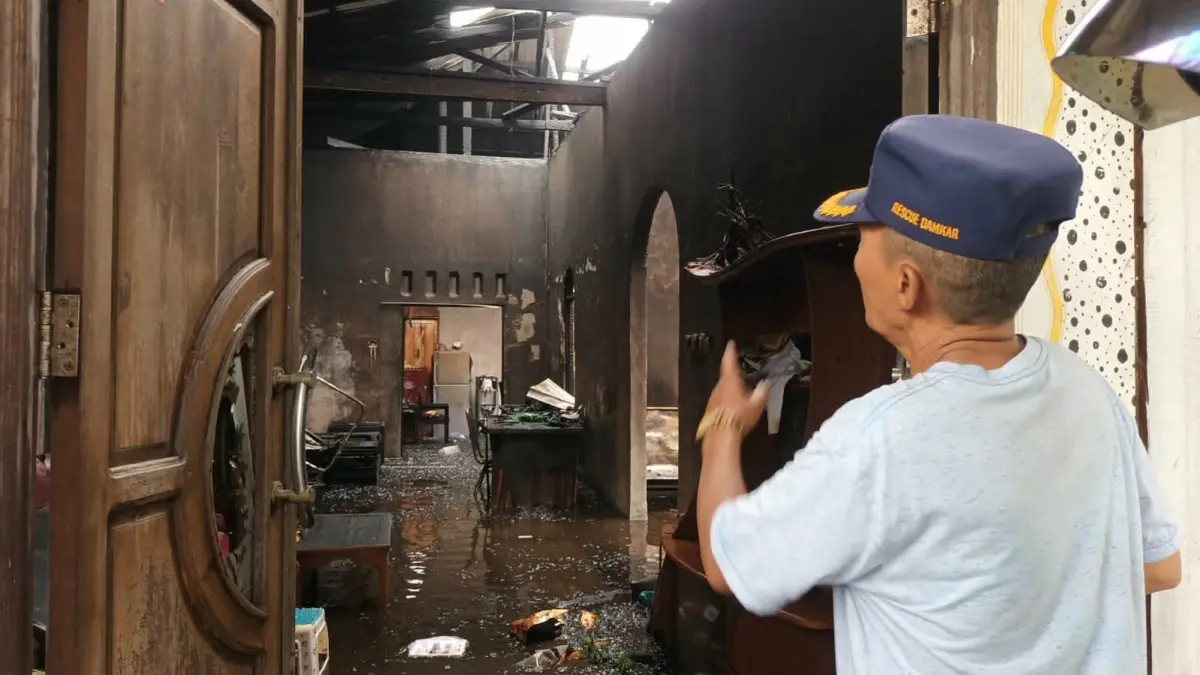 Sebuah rumah permanen milik Dewi berukuran 8x15 meter di Jalan Keranggan IIIB Ujung Palangka Raya, setelah terbakar, Minggu (5/4). (istimewa/damkar palangka raya)