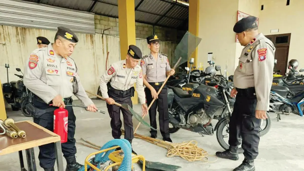 ANTISIPASI KARHUTLA: Personel Satuan Samapta Polresta Palangka Raya melaksanakan pengecekan peralatan SAR mengantisipasi potensi Karhutla. FOTO: DODI/RADAR SAMPIT