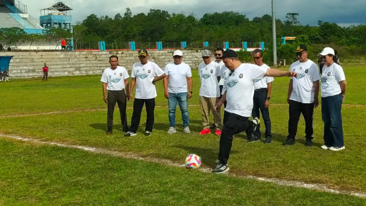 Bupati Lamandau menendang bola tanda dimulainya Bupati Cup Liga 4. (RIA/RADAR SAMPIT)