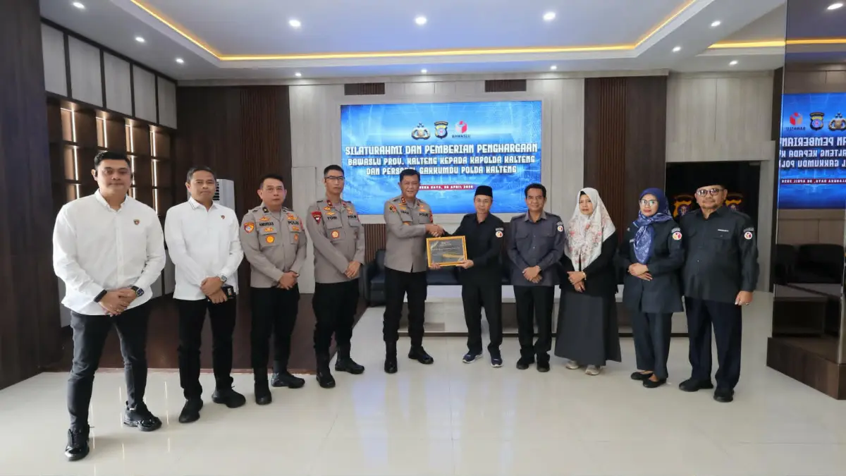 Kapolda Kalteng Irjen Pol Iwan Kurniawan saat menerima penghargaan dari Bawaslu RI terkait kinerja sebagai penasehat/pembina/koordinator/anggota sentra Gakkumdu pada Pilkada di Provinsi Kalteng 2024.(istimewa/Polda Kalteng)