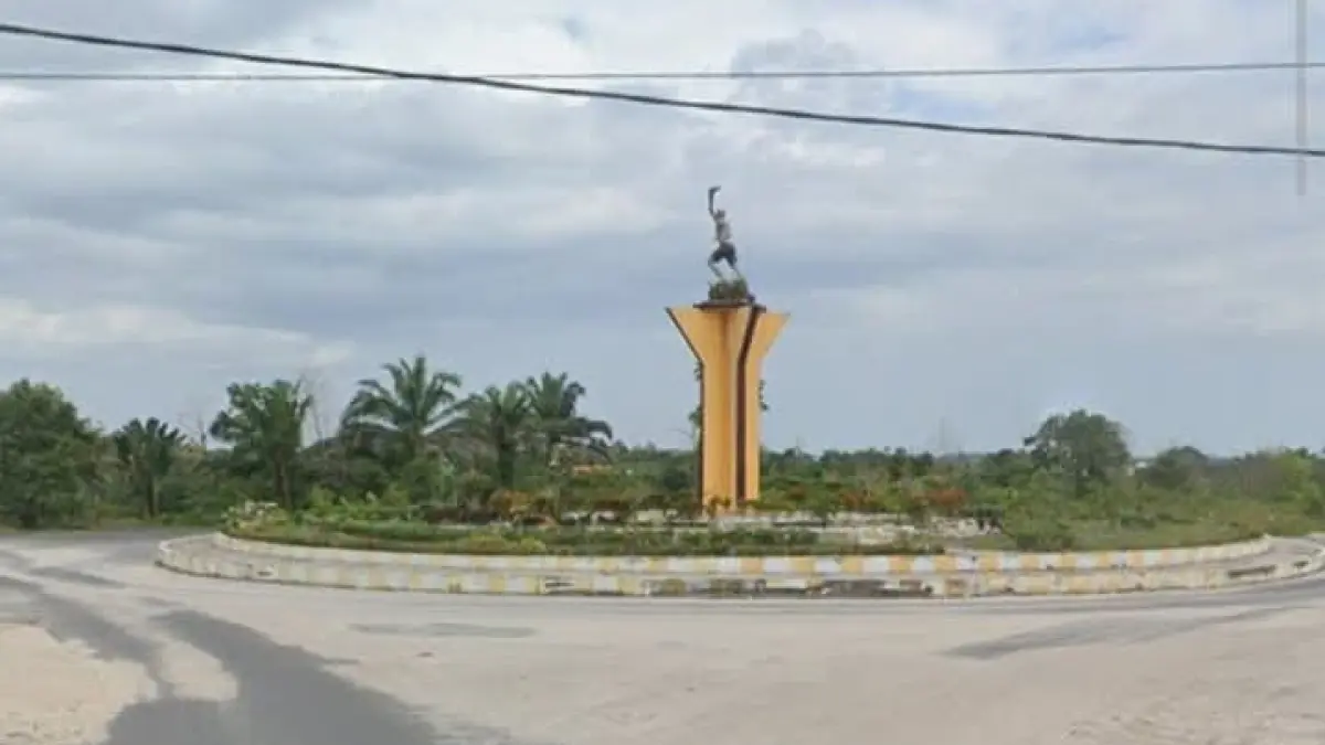 Kondisi jalan aspal Bundaran Obor di Jalan Samari, Kelurahan Madurejo, Kecamatan Arut Selatan, Kabupaten Kotawaringin Barat, Senin 6 April 2026. (ist) 